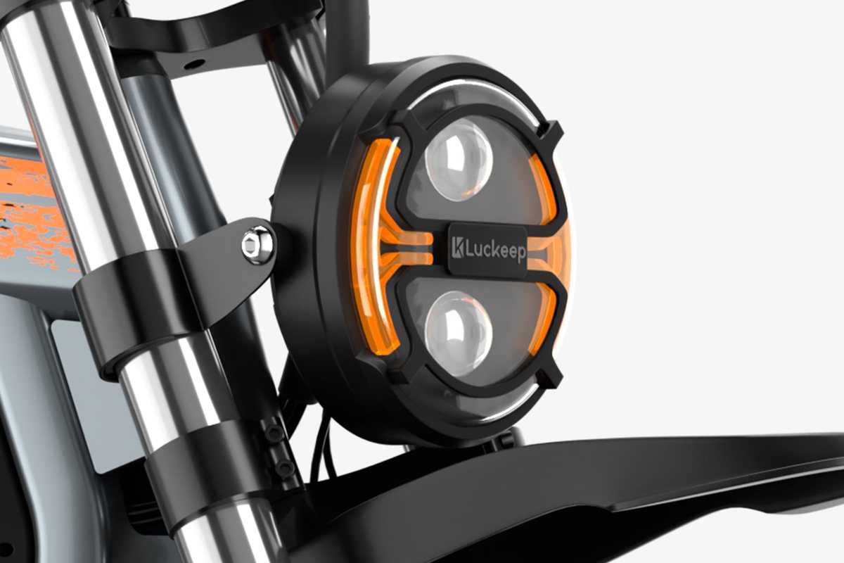 Detalle del faro delantero de una bicicleta eléctrica